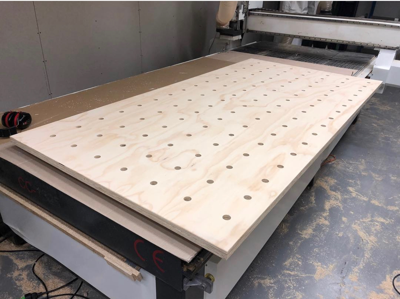 CNC MADE groot modulair pegboard frezen uit plaatmateriaal cnc frezen utrecht