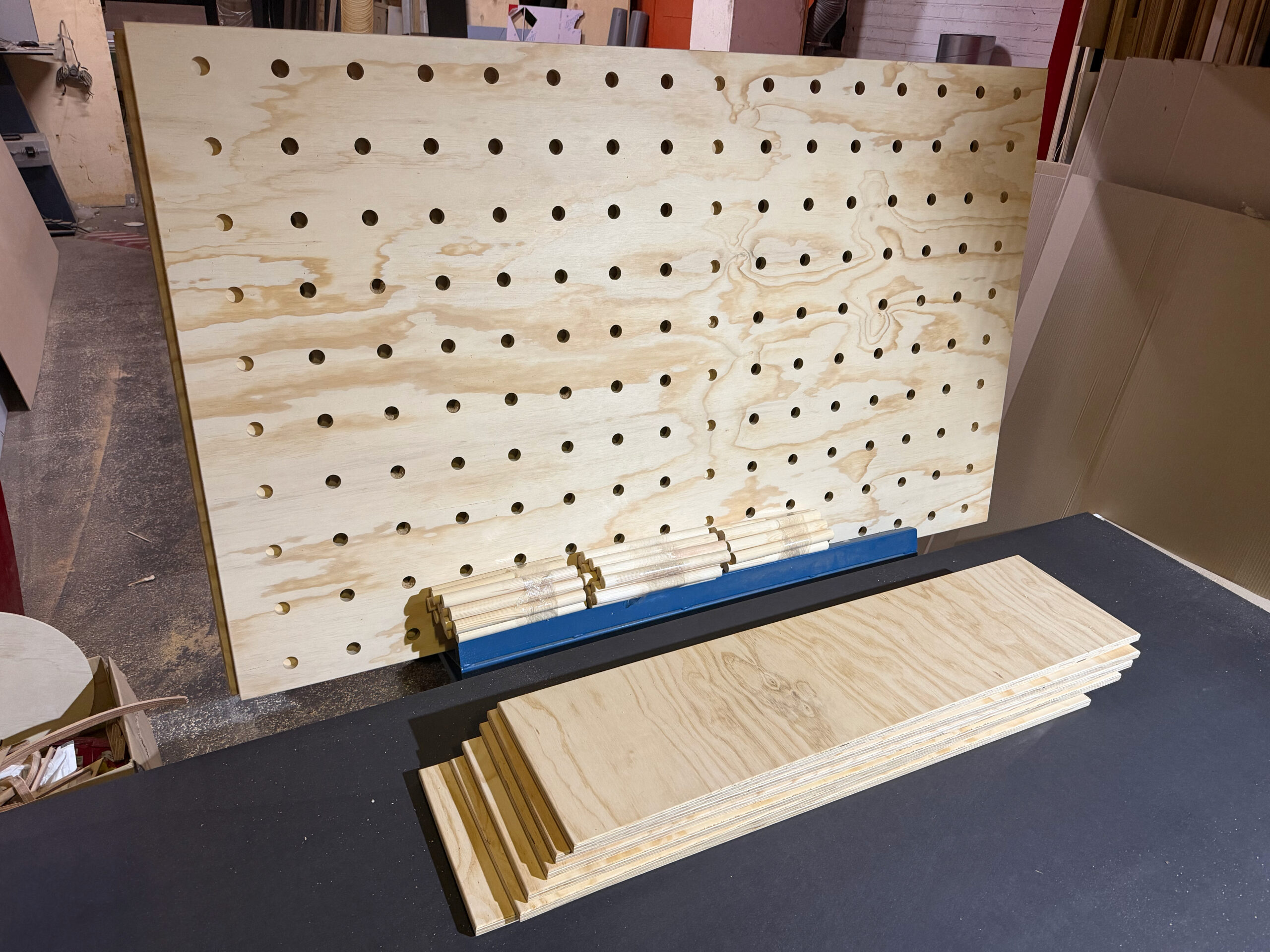 Pegboard Winkel Wand Met Custom Accessories Voor Een Kleding Winkel Een Compleet Pakket Voor Een Modern Natuurlijk Interieur Gemaakt Door Pegboard Hout Nl
